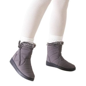 Szare śniegowce zdobione futerkiem Khitem. Szare buty zimowe z okrągłym noskiem, bez obcasa, na platformie, bez zapięcia. Za 92,54 zł.