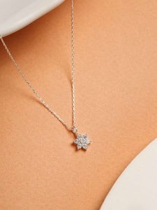 Lodie Silver Srebrny naszyjnik z zawieszką - dł. 40 cm rozmiar: onesize. Szare naszyjniki Lodie Silver, z cyrkonią, srebrne. Za 52,99 zł.