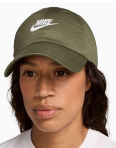 Czapka z daszkiem Nike Club. Zielone czapki Nike, bez wzorów, z bawełny, klasyczne. Za 99,99 zł.