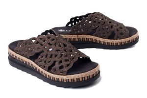 Rieker V7992-24 brown, klapki damskie. Brązowe klapki Rieker, z aplikacjami, ze skóry ekologicznej, bez obcasa, na koturnie. Za 319,90 zł.