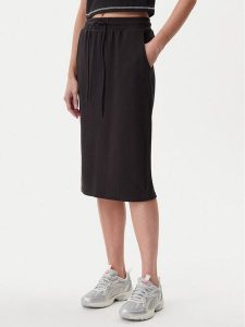 Puma Spódnica midi Her 685059 Czarny Regular Fit. Czarne spódnice Puma, s, bez wzorów, z bawełny, midi. Za 129,99 zł.