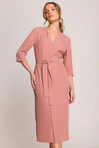 Elegancka sukienka midi z dekoltem V i rozcięciem różana. Czerwone sukienki Stylove, do pracy, na lato, uniwersalny, bez wzorów, z elastanu, biznesowe, bez kołnierzyka, dla wysokich, bez ramiączek, midi, dopasowane. Za 389,00 zł.
