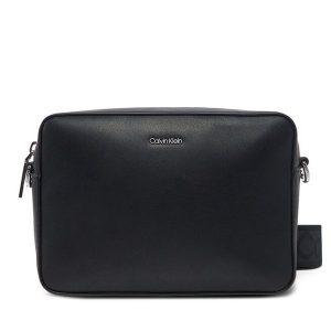 Torebka Calvin Klein. Czarne listonoszki Calvin Klein, bez wzorów, bez dodatków. Za 269,99 zł.