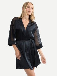 Triumph Szlafrok A Weekend To Remember 10227185 Czarny. Czarne szlafroki Triumph, bez wzorów, z syntetyku, bez kaptura. Za 199,99 zł.