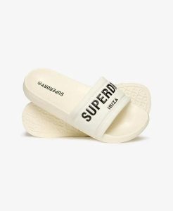 Superdry City Luxe Pool Klapki z Wyściełanym Paskiem – OFF WHITE. Białe klapki Superdry, bez wzorów, z poliesteru, bez obcasa. Za 97,95 zł.