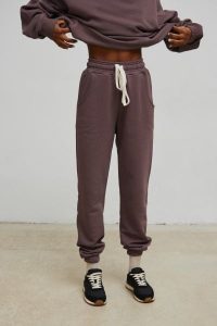 Spodnie dresowe typu jogger w kolorze BROWNIE CAKE - DRIPS-M. Brązowe spodnie dresowe Marsala, m, bez wzorów, z bawełny. Za 259,90 zł.