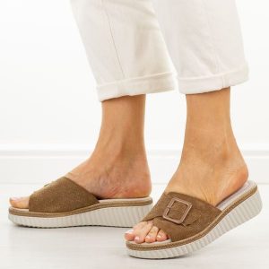 Brązowe skórzane klapki damskie S.Barski 7002. Brązowe klapki S.BARSKI, bez wzorów, z jeansu, bez obcasa, na koturnie. Za 229,00 zł.