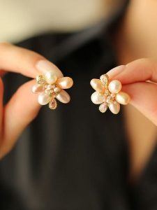 Pierres delicates Pozłacane kolczyki-wkrętki z perłami i kamieniami szlachetnymi rozmiar: onesize. Białe kolczyki Pierres delicates, z cyrkonią, pozłacane. Za 65,99 zł.