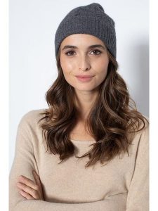 Just Cashmere Kaszmirowa czapka "Cleo" w kolorze antracytowym rozmiar: onesize. Czarne czapki Just Cashmere, bez wzorów, z kaszmiru. Za 143,99 zł.