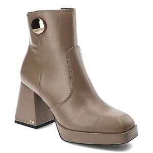 Beżowe Botki Chebello Modne Skórzane Buty Na Obcasie. Brązowe botki CheBello, bez wzorów, bez obcasa, na obcasie, bez zapięcia. Za 509,99 zł.