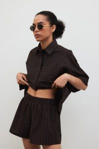 Szorty w paski w kolorze BROWN ESPRESSO - SHELLY. Brązowe szorty Marsala, bez wzorów, z bawełny. W wyprzedaży za 79,95 zł.