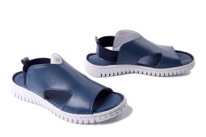MANITU 910162-55 hellblau, sandały damskie. Niebieskie sandały Manitu, bez wzorów, ze skóry, bez obcasa, bez zapięcia. Za 199,43 zł.