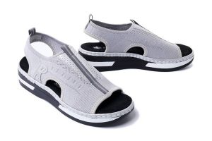 RIEKER V59B5-90 metallic, sandały damskie. Szare sandały Rieker, bez wzorów, bez obcasa, na koturnie, bez zapięcia. Za 255,92 zł.