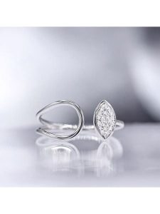 DIAMOND & CO Złoty pierścionek "Luna" z diamentami rozmiar: 54. Szare pierścionki Diamond & Co, z diamentem, złote. Za 1 221,27 zł.