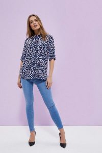 Jeansy push up niebieskie. Niebieskie jeansy MOODO, bez wzorów, z bawełny, długie. W wyprzedaży za 41,99 zł.