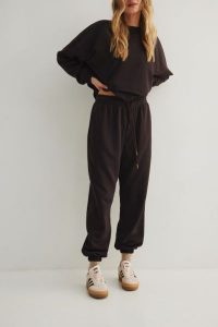 Spodnie typu jogger w kolorze DARK CHOCOLATE - AUSTIN-L. Czarne spodnie z wysokim stanem Marsala, bez wzorów, z bawełny, z podwyższonym stanem. Za 319,90 zł.