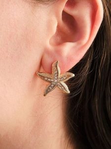 Lodie Silver Kolczyki-wkrętki z cyrkoniami rozmiar: onesize. Szare kolczyki Lodie Silver, z cyrkonią, z mosiądzu. Za 30,99 zł.