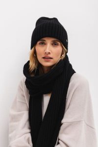 WEŁNIANY SZALIK GILDA CZARNY One size - Flawless. Czarne szaliki Flawless, bez wzorów, z wełny. Za 246,50 zł.