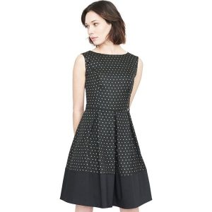 Sukienka w kolorze czarnym. Czarne sukienki marki Simple, s, eleganckie, z dekoltem na plecach, rozkloszowane. W wyprzedaży za 279,95 zł.