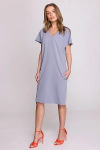 Luźna sukienka oversize o prostym kroju z dekoltem V szara. Szare sukienki Stylove, do pracy, l, bez wzorów, z poliesteru, biznesowe, bez kołnierzyka, bez ramiączek, mini, dopasowane. Za 289,00 zł.