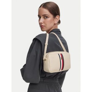 Torebka Tommy Hilfiger. Białe torebki klasyczne TOMMY HILFIGER, bez wzorów, bez dodatków. Za 449,99 zł.