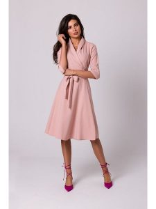 Be Wear Sukienka w kolorze jasnoróżowym rozmiar: M. Różowe sukienki Be Wear, m, bez wzorów, z tkaniny, bez kołnierzyka, bez ramiączek, midi, rozkloszowane. Za 285,49 zł.
