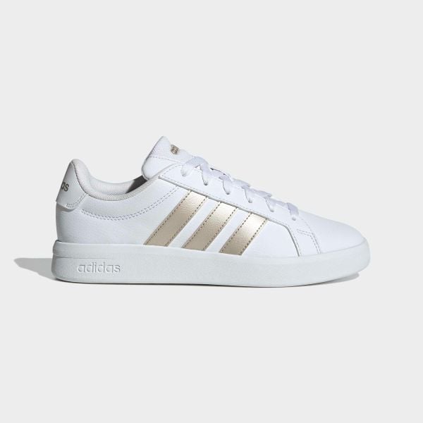 Sneakersy damskie ADIDAS Grand Court Base 3.0. Białe buty sportowe ADIDAS, bez wzorów, z kauczuku, bez zapięcia. Za 249,99 zł.