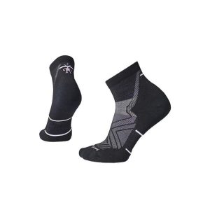 Skarpety biegowe damskie Run Targeted Cushion Ankle Women. Czarne skarpetki Smartwool, bez wzorów, z wełny. Za 109,99 zł.