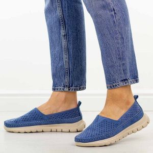 Niebieskie ażurowe półbuty damskie Sergio Leone Mk099H. Niebieskie półbuty Sergio Leone, na lato, w ażurowe wzory, z jeansu, z okrągłym noskiem, bez obcasa, na płaskiej podeszwie, bez zapięcia. Za 149,00 zł.