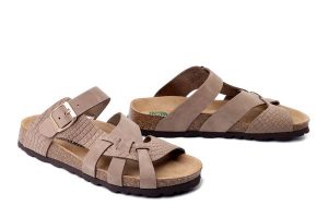 DR. BRINKMANN 701006-08 taupe, klapki damskie. Brązowe klapki Dr. Brinkmann, bez wzorów, ze skóry, bez obcasa. Za 246,42 zł.