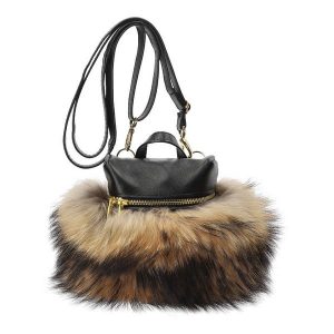 Brązowa Torebka Luka Pelli Plecaczek Z Naturalnym Futrem Z Jenota. Brązowe torebki klasyczne Luka-Pelli, bez wzorów, z futra, przez ramię, bez dodatków. Za 529,00 zł.