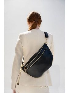 Christian Laurier Skórzana saszetka "Dayana" w kolorze czarnym - 19 x 33 cm rozmiar: onesize. Czarne nerki i saszetki Christian Laurier, bez wzorów, z materiału. Za 297,26 zł.