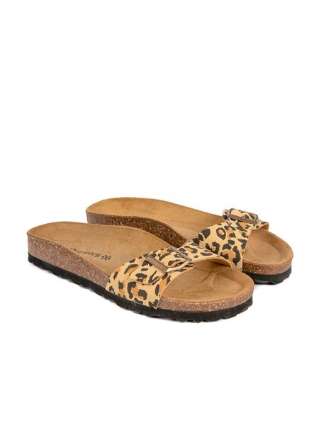 BABUNKERS Family Klapki w kolorze jasnobrązowym rozmiar: 42. Brązowe klapki BABUNKERS Family, bez wzorów, z otwartym noskiem, bez obcasa. Za 118,28 zł.