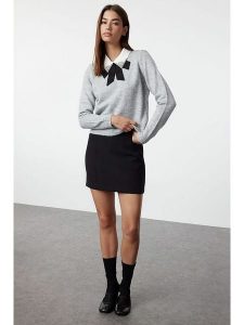 Trendyol Sweter w kolorze szarym rozmiar: L. Szare swetry oversize Trendyol, l, bez wzorów, bez ramiączek. Za 95,69 zł.