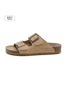 Teegu Skórzane klapki w kolorze jasnobrązowym rozmiar: 41. Brązowe klapki teegu, bez wzorów, z otwartym noskiem, bez obcasa. Za 195,99 zł.