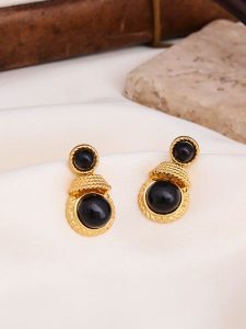 L'Atelier de Gaia Pozłacane kolczyki-wkrętki z onyksem rozmiar: onesize. Czarne kolczyki L'Atelier de Gaia, z onyksem, pozłacane. Za 83,03 zł.