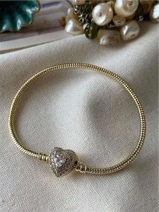 Luseera Pozłacana bransoletka z elementem ozdobnym rozmiar: onesize. Żółte bransoletki Luseera, z cyrkonią, pozłacane. Za 65,99 zł.