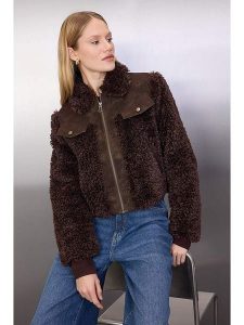 Trendyol Kurtka pluszowa w kolorze ciemnobrązowym rozmiar: S. Brązowe kurtki Trendyol, s, bez wzorów, bez kaptura. Za 195,77 zł.
