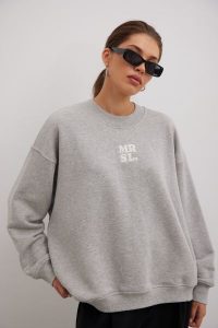 Bluza typu oversize z HAFTEM w kolorze GREY MELANGE - GEMINI-UNI. Szare bluzy Marsala, na lato, l, bez wzorów, z bawełny, bez kaptura. Za 349,90 zł.