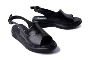 ARTIKER RELAKS 56C0730 czarny, sandały damskie. Czarne sandały Artiker Relaks, bez wzorów, bez obcasa, na koturnie, bez zapięcia. Za 174,93 zł.