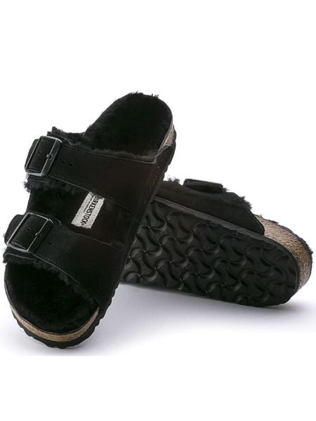 Birkenstock Klapki "Arizona" w kolorze czarnym rozmiar: 44. Czarne klapki Birkenstock, bez wzorów, z otwartym noskiem, bez obcasa. Za 392,52 zł.