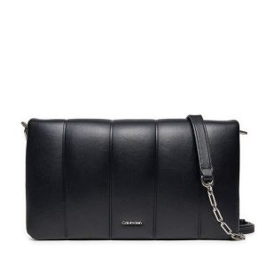 Torebka Calvin Klein. Czarne torebki klasyczne Calvin Klein, bez wzorów, bez dodatków. Za 279,99 zł.