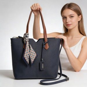 Torebka damska Rieker, ze skóry ekologicznej o klasycznej formie z dwoma uchwytami długim paskiem na ramię ozdobną apaszką i funkcjonalnym wnętrzem d. Niebieskie shopper bag Rieker, bez wzorów, z materiału, na ramię, bez dodatków. Za 249,00 zł.