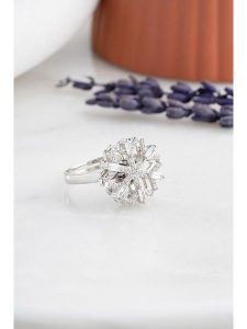 Lodie Silver Srebrny pierścionek z cyrkoniami rozmiar: onesize. Szare pierścionki Lodie Silver, z cyrkonią, srebrne. Za 149,31 zł.