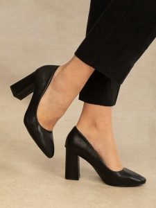 Bellucci Czółenka w kolorze czarnym rozmiar: 38. Czarne czółenka Bellucci, bez wzorów, bez obcasa, bez zapięcia. Za 117,99 zł.