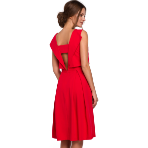 Elegancka rozkloszowana sukienka z dekoltem na plecach czarna. Czarne sukienki Sukienki.shop, do pracy, xl, bez wzorów, biznesowe, bez kołnierzyka, bez ramiączek, midi, rozkloszowane. W wyprzedaży za 237,00 zł.