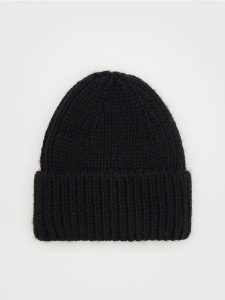 Dzianinowa czapka - czarny. Czarne czapki Reserved, bez wzorów, z dzianiny. W wyprzedaży za 49,99 zł.
