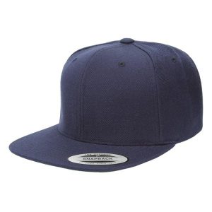 110 Czapka Z Daszkiem Typu Snapback. Niebieskie czapki FLEXFIT, bez wzorów. Za 119,99 zł.