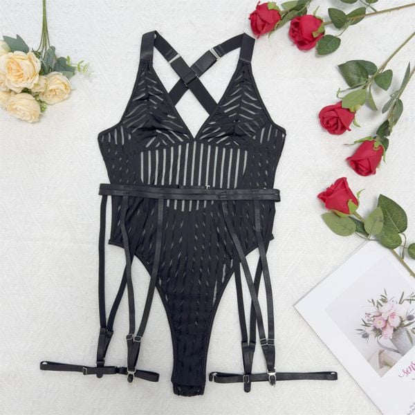 Body z dużym dekoltem na wieczorne wyjścia Arbana. Czarne body i gorsety Intica, bez wzorów, z tkaniny. Za 119,00 zł.