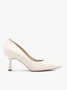 Kremowe ślubne czółenka z obcasem flare. Brązowe czółenka Ryłko, bez wzorów, z gumy, bez obcasa, na obcasie, bez zapięcia. Za 379,99 zł.